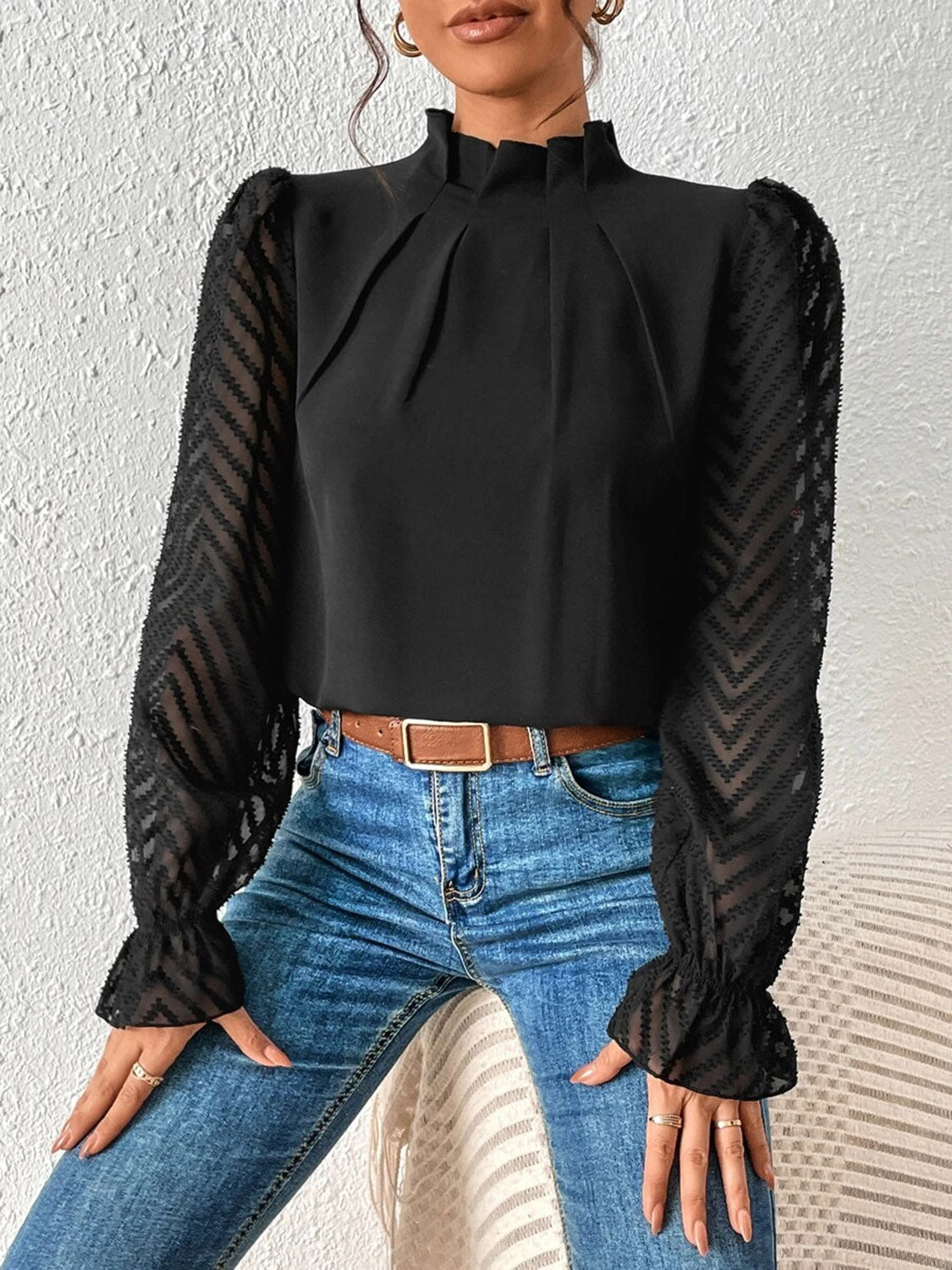 Blusa con cuello alto y mangas con volantes