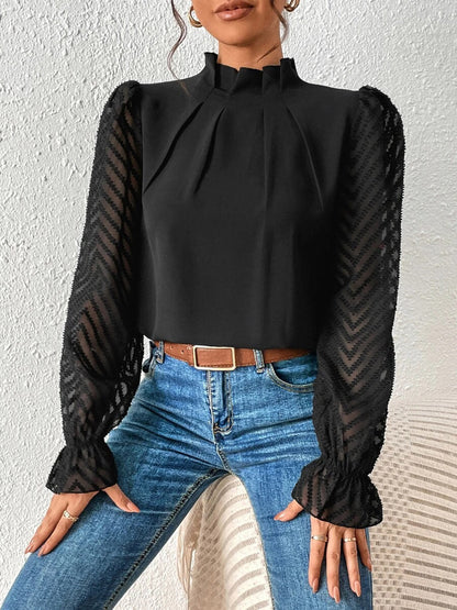 Blusa con cuello alto y mangas con volantes