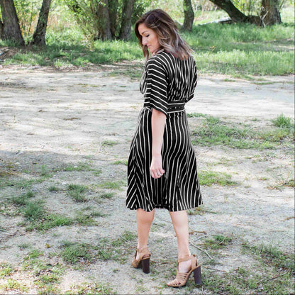 Robe rayée à col en V