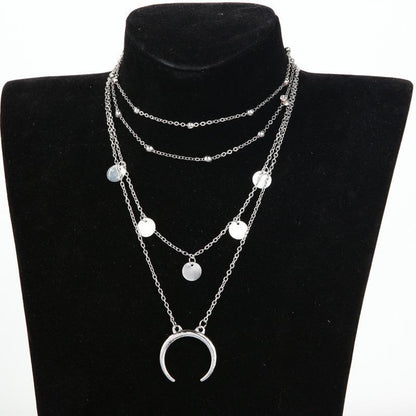 Collier à plusieurs niveaux avec croissant de lune et corne
