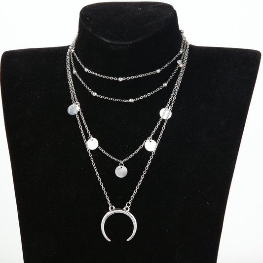Collier à plusieurs niveaux avec croissant de lune et corne