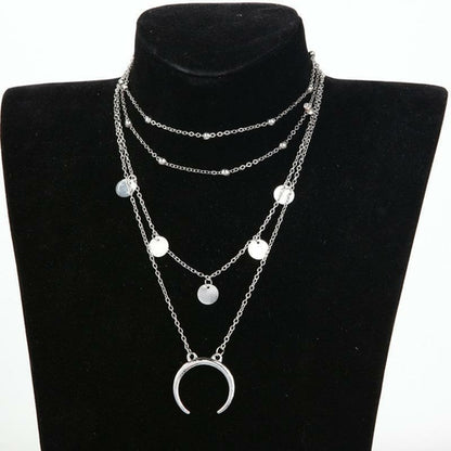 Collier à plusieurs niveaux avec croissant de lune et corne