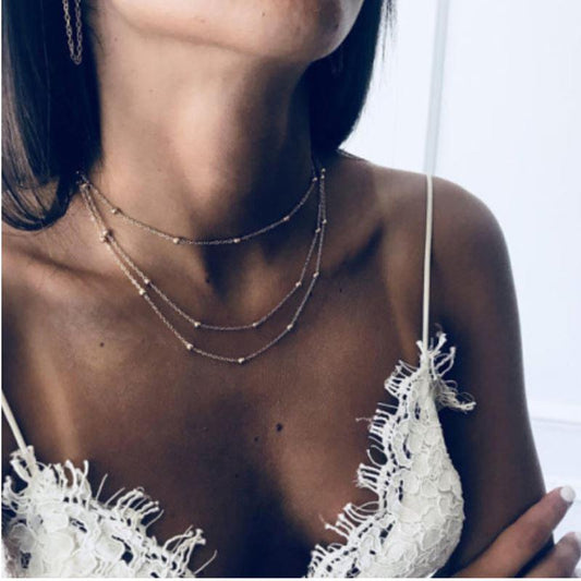 Collier ras du cou à trois rangs de perles 
