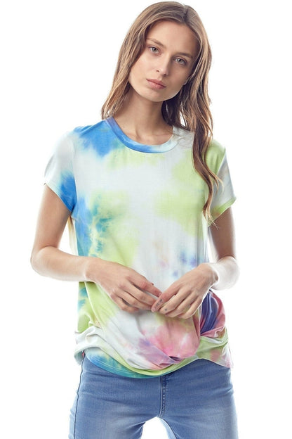 Top de manga corta con efecto tie-dye y giro frontal