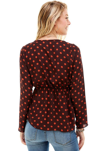 Estampado de lunares, pecho ceñido, mangas 3/4, corte alto-bajo