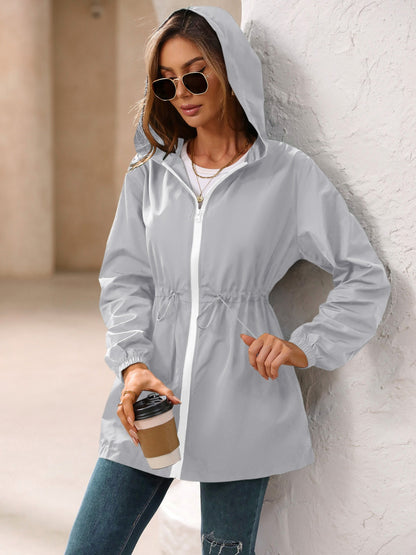 Chaqueta cortavientos impermeable de manga larga con capucha para exteriores de Ivy Lane