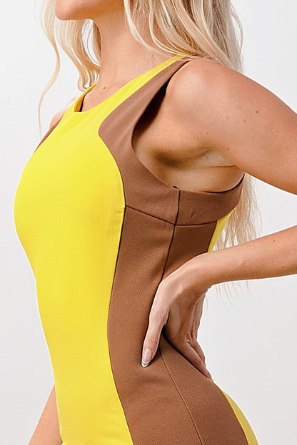 Vestido mini ajustado esculpido con paneles en contraste