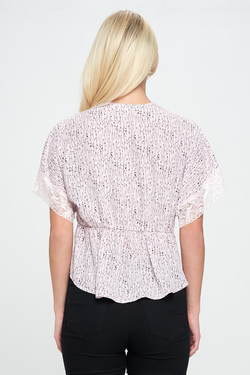 Blusa de cuello en V con detalle de encaje y mangas cortas