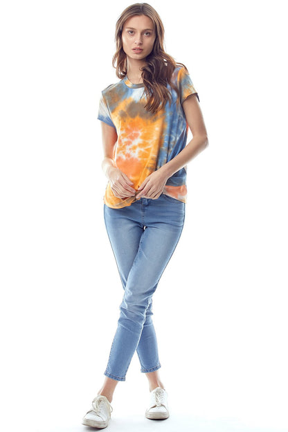 Top de manga corta con efecto tie-dye y giro frontal