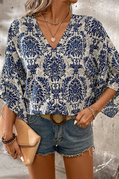Blusa estampada con cuello en V y mangas tres cuartos