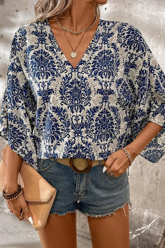 Blusa estampada con cuello en V y mangas tres cuartos