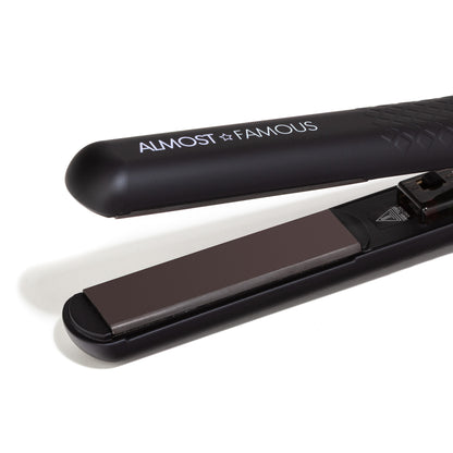 Fer plat Venice Babe Almost Famous de 1,25" avec plaques infusées de pierres précieuses de luxe