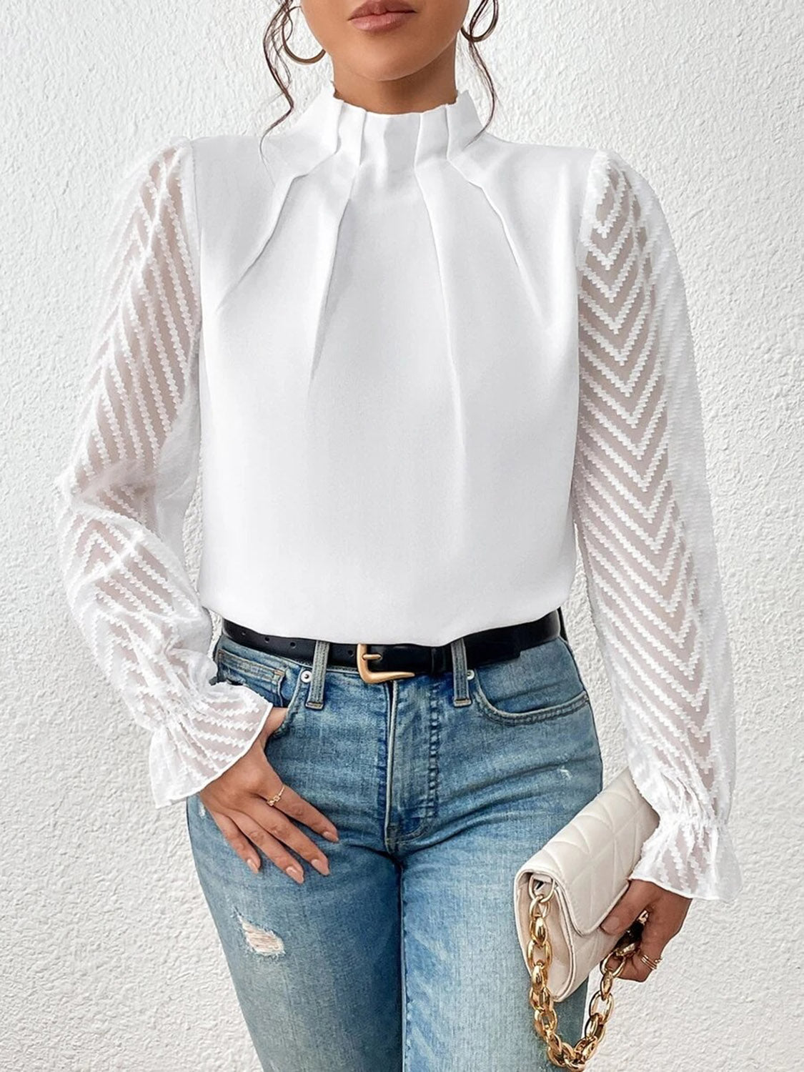 Blusa con cuello alto y mangas con volantes
