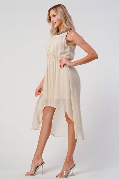 Vestido sin mangas con escote alto y bajo con cuentas