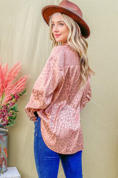 Chemise boutonnée léopard en satin à ourlet incurvé et pourquoi