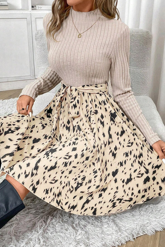 Robe trapèze beige en maille côtelée avec ceinture et imprimé patchwork
