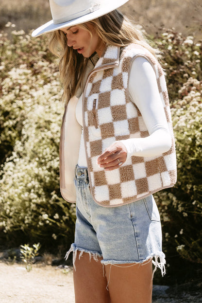 Chaleco tipo chaqueta con cuello sherpa a cuadros color caqui