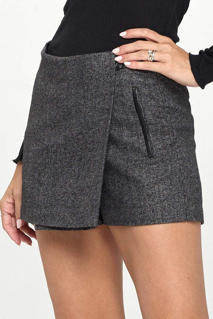 Mini-jupe portefeuille asymétrique avec bordure en similicuir