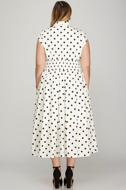 Vestido midi de lunares con manga corta y cremallera frontal de She + Sky