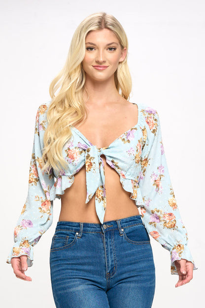 Top corto bohemio con lazo frontal y detalles de volantes