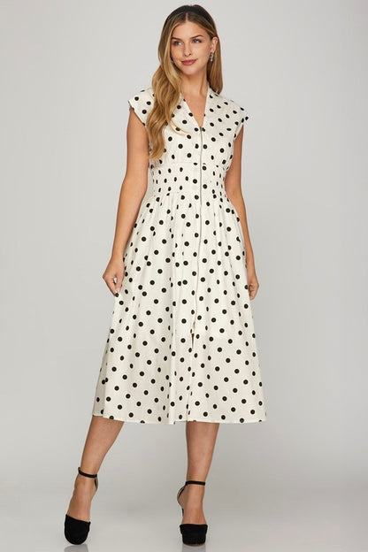 Vestido midi de lunares con manga corta y cremallera frontal de She + Sky