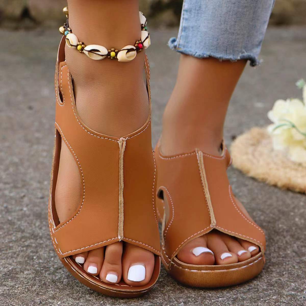 Les chaussures compensées d'été faciles à enfiler