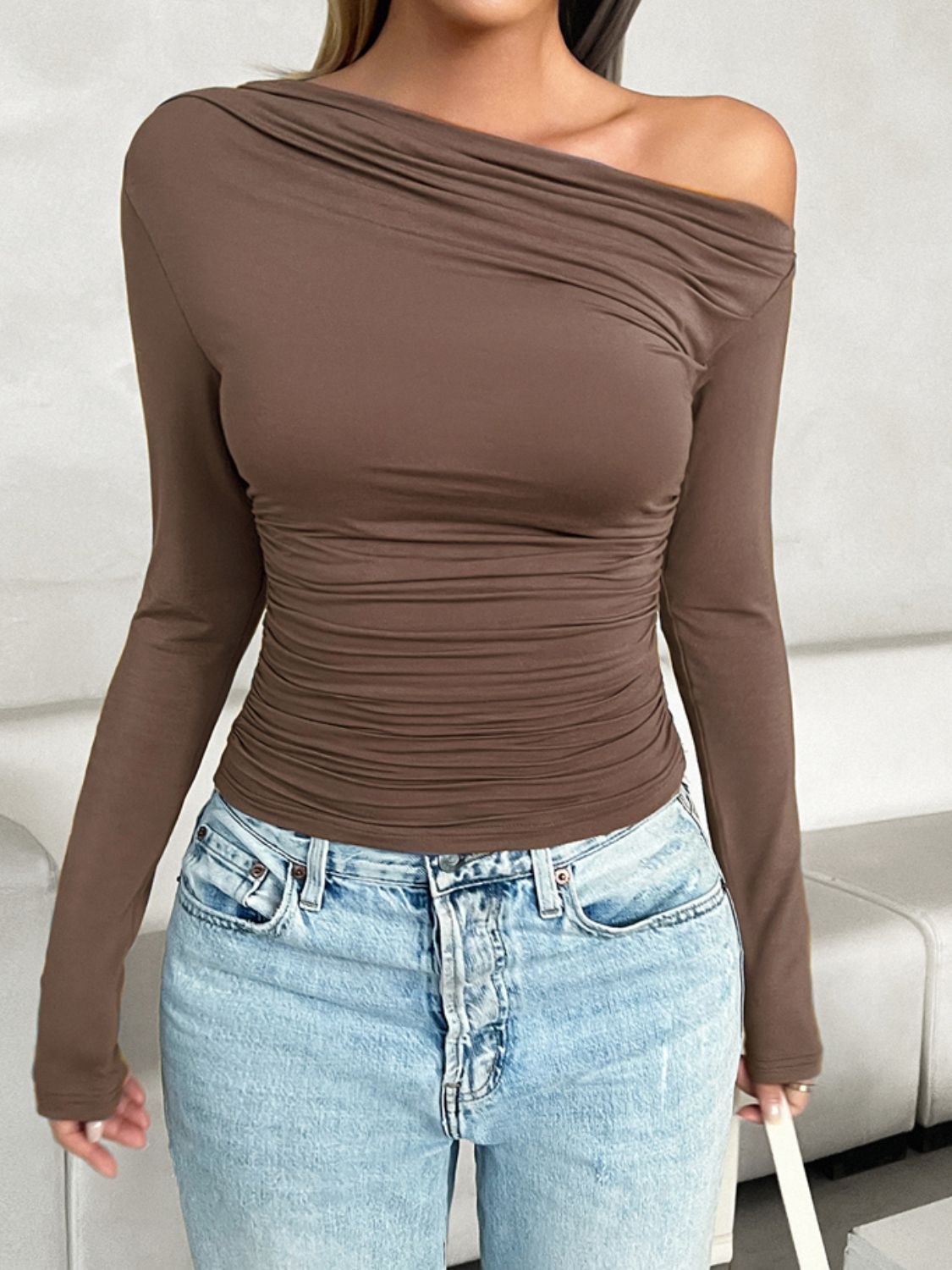 Camiseta de manga larga con un solo hombro fruncido