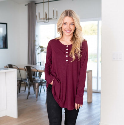 Haut boutonné à manches longues et ourlet dauphin