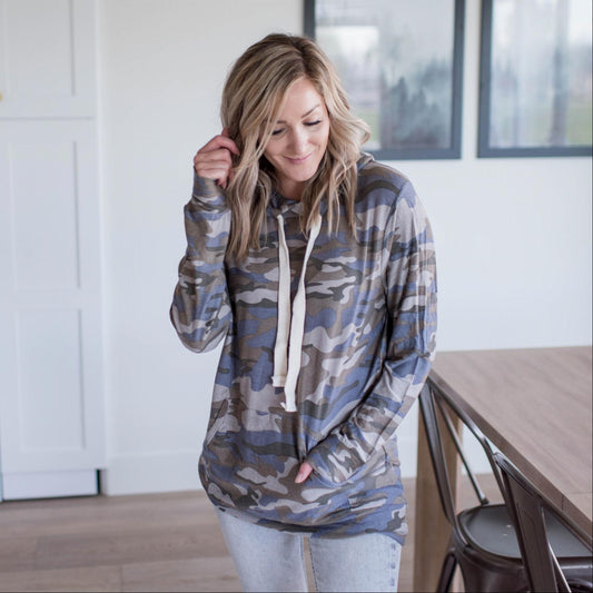 Sudadera con capucha de camuflaje y bolsillo tipo canguro