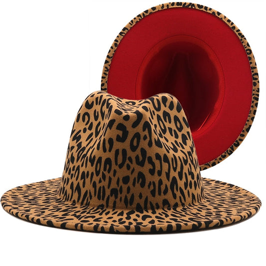 Chapeau femme à large bord en feutre de laine imprimé léopard et fond rouge