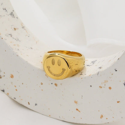 Nuevo y moderno anillo de acero inoxidable chapado en oro de 18 quilates con cara sonriente