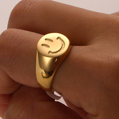 Nuevo y moderno anillo de acero inoxidable chapado en oro de 18 quilates con cara sonriente